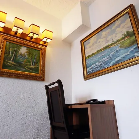 科隆卢云堡酒店及餐厅