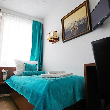 科隆卢云堡酒店及餐厅 3*