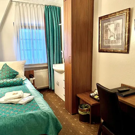 科隆卢云堡酒店及餐厅