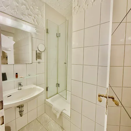 Und Restaurant Loewenbraeu 3* Кёльн
