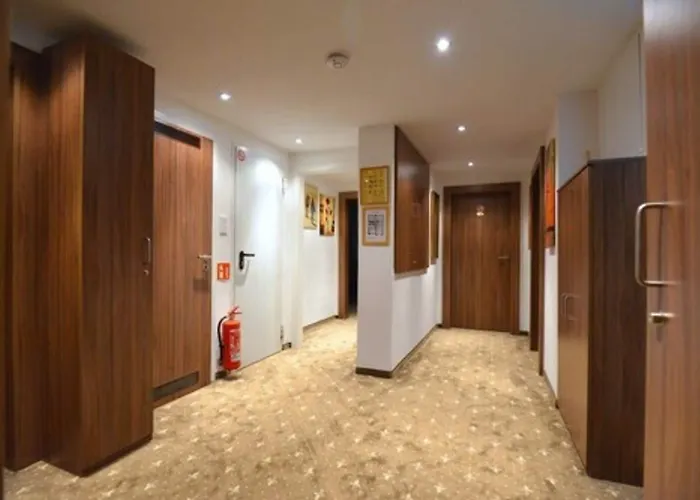 Und Restaurant Loewenbraeu Hotel 3*